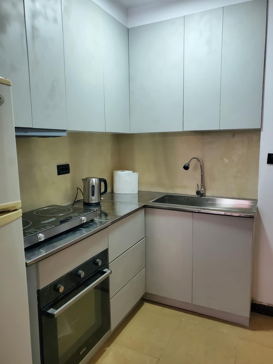 Kitchen corner with oven, sink and kettle